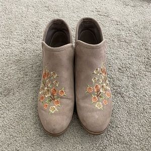 Booties with flowers